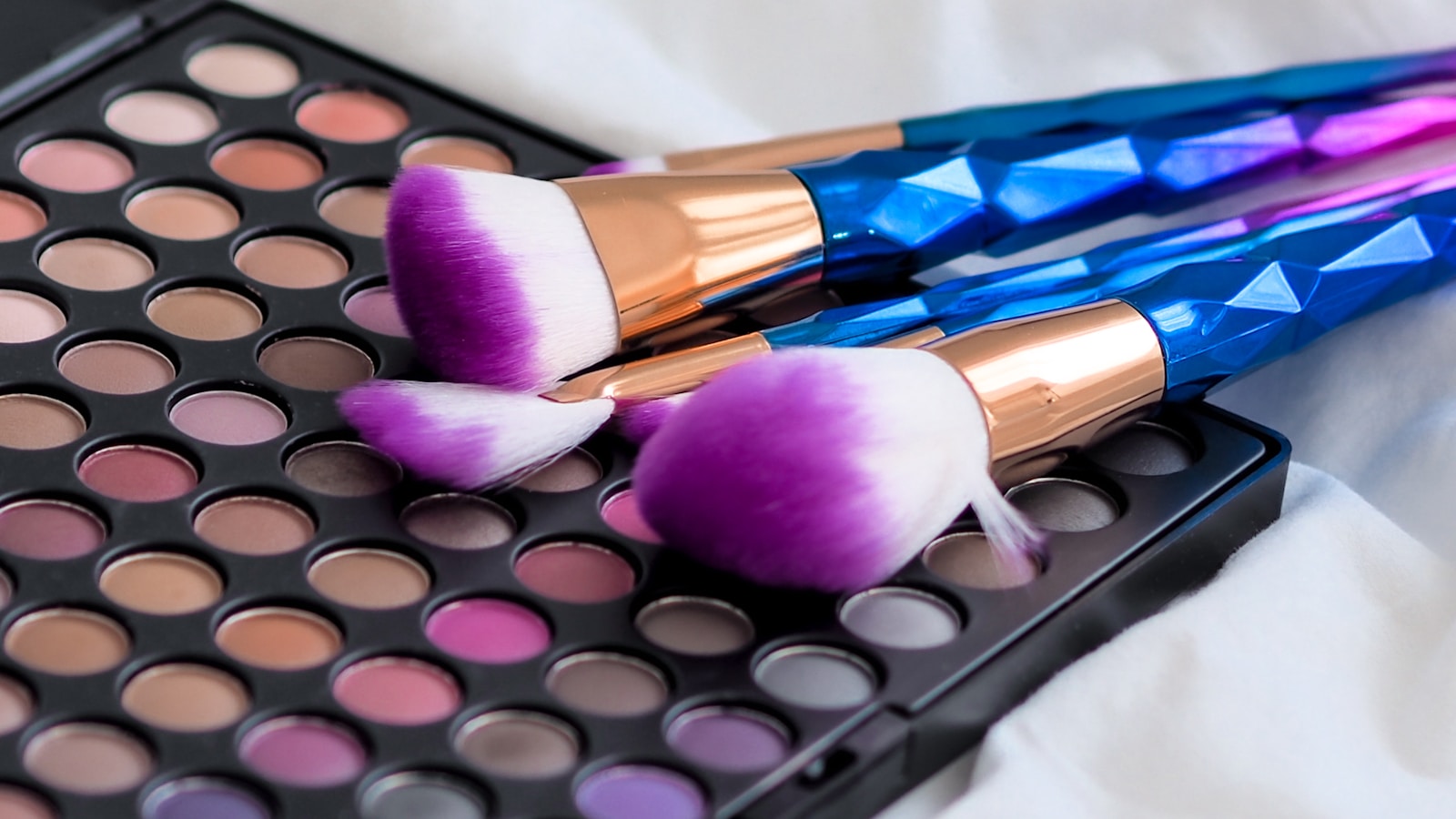 Secure Amazing Referral Rewards From These Famous Cosmetics Apps and Sites
